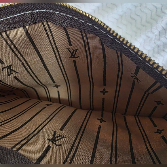 Checkered Chain Pouch - Picture 9 of 9